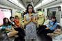 武汉地铁现“捆绑”美女 救助乘客帮解套（图）