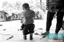 广州光脚男当街抱走1岁男童  离孩子母亲仅1米