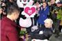 26岁乌克兰女孩扮熊猫向中国小伙求婚  单膝下跪