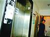 突发事件！今晨上海一女子死于电梯内 头被卡电梯门间