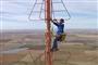 美国一维修工徒手爬上460米高塔换灯泡 引网友膜拜