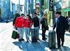 中国男子花20万赴日本扫货 用集装箱运回国