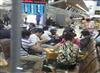 中國大媽曼谷機場圍圈打牌遭批 泰國警方：雖不犯法但不應該